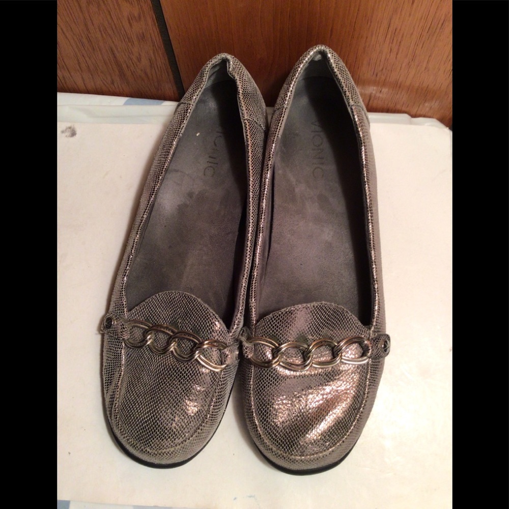 Vionic pumps with steel chain link accent Sz 9